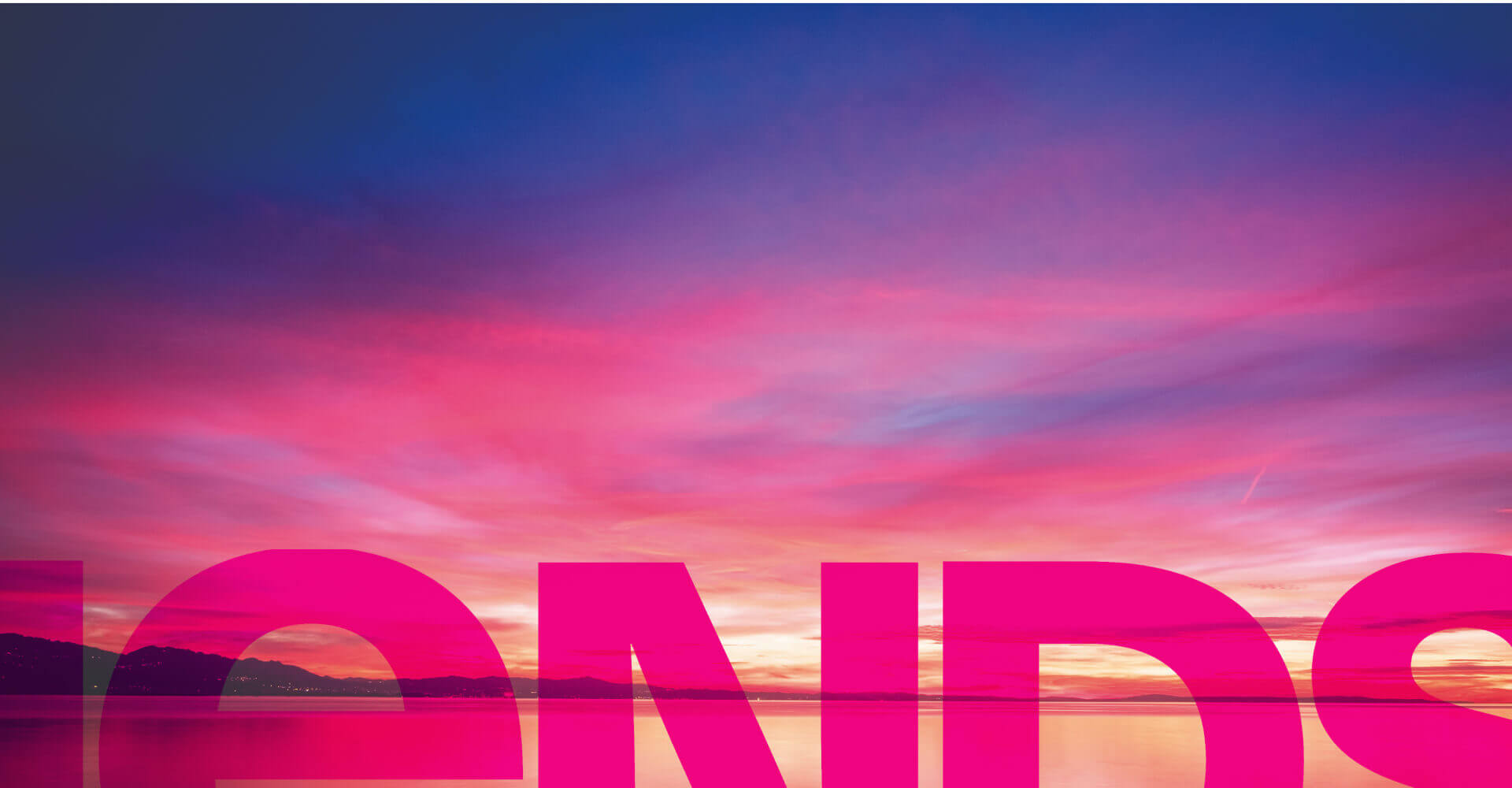 Pinkfarbener Abendhimmel über einem see